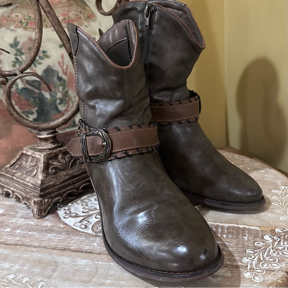 EUC💠Pierre Dumas Leather Ankle Boots in Brown Ombré.